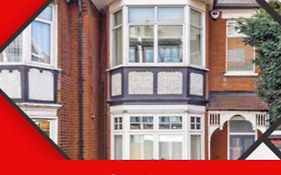 6 Bedroom House In London , Private Parking & Garden, 2 Minute Walk From Underground, Free Wi-Fi